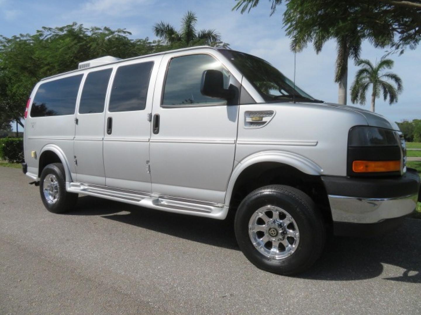 2017 Silver /Tan GMC Savana (1GTW7AFG6H1) , 4x4 transmission, located at 4301 Oak Circle #19, Boca Raton, FL, 33431, (954) 561-2499, 26.388861, -80.084038 - Photo#4